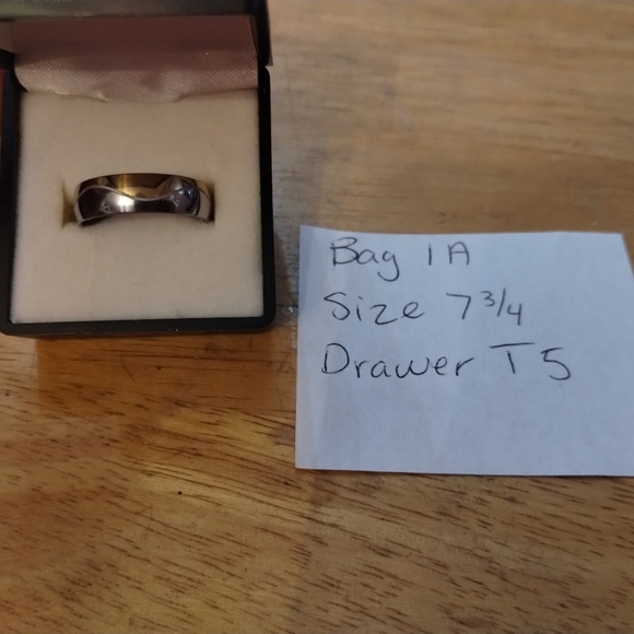 New Mens Stainless Steel Wedding Band Ring Size 7 3/4 - Picture 3 of 3